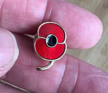 Load image into Gallery viewer, NEW **2024 Poppy lapel badge